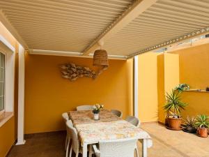 a dining room with a table and chairs at Family and Friends , Familienapartment Playa de San Juan in Guía de Isora