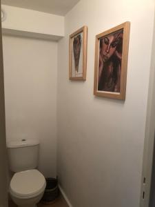 bagno con servizi igienici e 2 immagini sul muro di STUDIO 38 m2 Point Zéro a La Grande-Motte