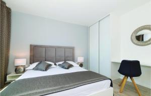 Posteľ alebo postele v izbe v ubytovaní Eight-Bedroom Holiday Home In Kastel Novi