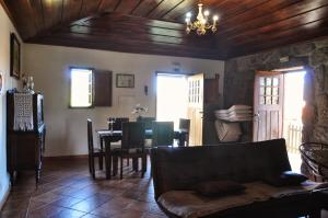 a living room with a couch and a dining room at Casa de Fora in Fafe