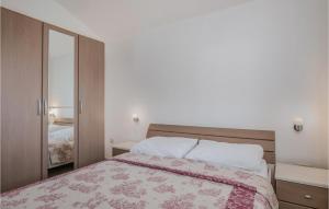 Łóżko lub łóżka w pokoju w obiekcie Cozy Apartment In Salatici With Jacuzzi