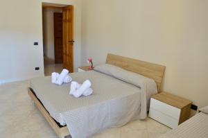 a bedroom with two towels on a bed at B&B Gentile in Castel Morrone
