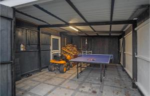 un garage avec une table de ping-pong à l'intérieur dans l'établissement Cozy Home In Haderslev With Wifi, à Haderslev 14 autres photos