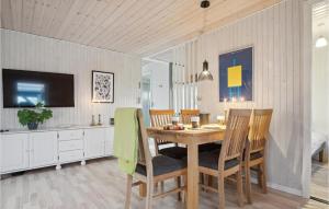 une cuisine et une salle à manger avec une table et des chaises dans l'établissement Cozy Home In Haderslev With Wifi, à Haderslev