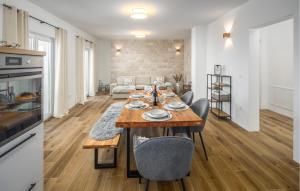une cuisine et un salon avec une table et des chaises dans l'établissement Gorgeous Home In Rojci With Kitchen, à Kaštelir
