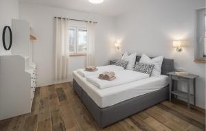 une chambre avec un lit avec des draps blancs et des oreillers dans l'établissement Gorgeous Home In Rojci With Kitchen, à Kaštelir