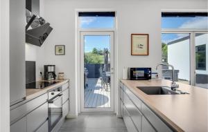 Η κουζίνα ή μικρή κουζίνα στο Beautiful Home In Ebeltoft With Sauna