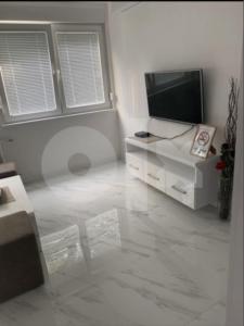 TV a/nebo společenská místnost v ubytování Apartman 078