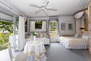 Ein Bett oder Betten in einem Zimmer der Unterkunft Villa Caprichosa Boutique Hotels