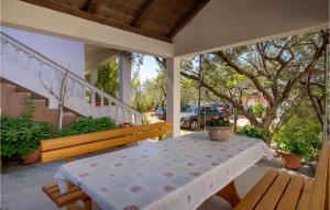 Balkón nebo terasa v ubytování 3 Bedroom Nice Apartment In Barbat-Rab