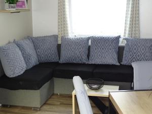 Mobil home moderne neuf et ultra équipé de 6 à 8 couchages的休息区