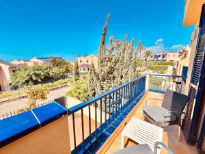 En balkon eller terrasse på Oasis Meloneras cerca del mar
