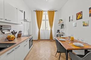 Kuchyňa alebo kuchynka v ubytovaní Zentrale, stilvolle und gemütliche Wohnung