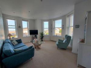 TV a/nebo společenská místnost v ubytování Ocean Wave Westward Ho! 2 bedroom apartment