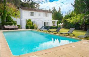 Piscina de la sau aproape de Beautiful Home In Cannes With Kitchen