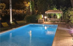 Piscina de la sau aproape de Beautiful Home In Cannes With Kitchen
