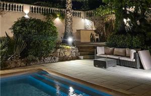 Piscina de la sau aproape de Beautiful Home In Cannes With Kitchen +23 fotografii