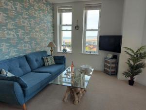 TV a/nebo společenská místnost v ubytování Ocean Wave Westward Ho! 2 bedroom apartment