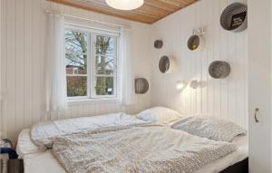 Un dormitorio blanco con una cama con ventana. en Cozy Home In Haderslev With Wifi, en Haderslev