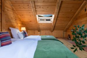 Postel nebo postele na pokoji v ubytování Shangri-La Rushi Hotel
