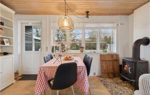 comedor con mesa y fogones en Cozy Home In Haderslev With Wifi, en Haderslev
