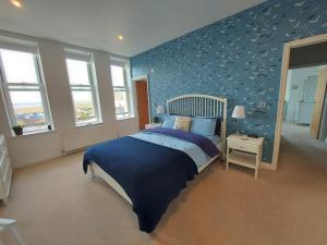 Postel nebo postele na pokoji v ubytování Ocean Wave Westward Ho! 2 bedroom apartment