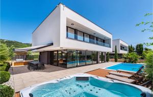 una vista esterna di una casa con piscina di Villa Alpha a Banjol