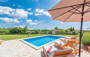 Bazén v ubytovaní Holiday Home Peresiji I alebo v jeho blízkosti