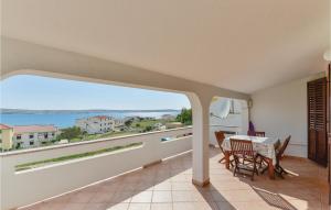 balkon z widokiem na ocean w obiekcie Lovely Apartment In Kustici With Wifi w mieście Kustići +21 zdjęć