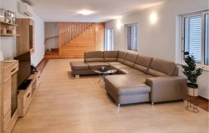 Ruang duduk di Amazing Home In Skabrnja With Sauna