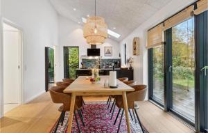 a dining room with a table and chairs at 3 Bedroom Nice Home In Fårevejle in Fårevejle