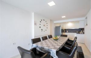 Nhà bếp/bếp nhỏ tại Stunning Home In Brela
