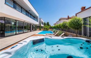 una piscina nel cortile di una casa di Villa Alpha a Banjol