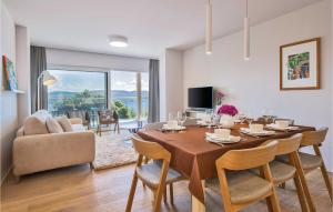 Μια τηλεόραση ή/και κέντρο ψυχαγωγίας στο 2 Bedroom Beautiful Apartment In Plomin