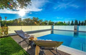 una sedia su una terrazza accanto alla piscina di Villa Vista Savudrija a Umag (Umago)