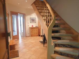 un couloir avec un escalier dans une maison dans l'établissement Martha - Ferienhaus, 3 Schlafzimmer, 2 bis 6 Personen, S-Bahn nach Berlin, Strausseenähe, ruhige Lage, à Strausberg