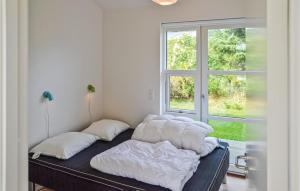 Postel nebo postele na pokoji v ubytování Holiday Home Fasanvej Løkken V
