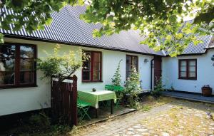 una casa bianca con un tavolo davanti di 2 Bedroom Amazing Home In Skillinge a Skillinge