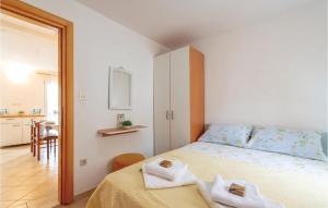 Un pat sau paturi într-o cameră la Lovely Apartment In Osobljava With Wifi