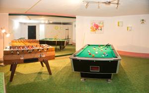 Stół bilardowy w obiekcie Zeitlos Apartments - Gerlos