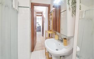 Cozy Apartment In Sperlonga的一间浴室