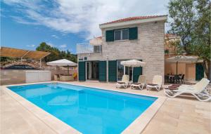 una villa con piscina e una casa di Holiday Home Postira With Sea View X a Postira (Postire) Altre 27 foto