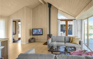 TV a/nebo společenská místnost v ubytování Five-Bedroom Holiday Home In Lokken