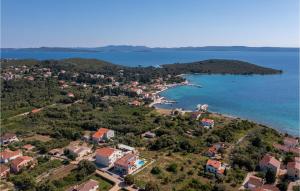 ウグリャンにあるVilla Golden Oliveの水の中の小さな島の空中写真