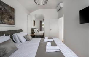 ウグリャンにあるVilla Golden Oliveのベッドとソファのあるリビングルーム +32枚の写真