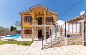une maison avec un escalier menant à une piscine dans l'établissement Villa Zaneta, à Vošteni