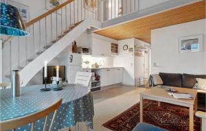 un soggiorno con tavolo da pranzo e cucina di Pet Friendly Apartment In Vestervig a Vestervig