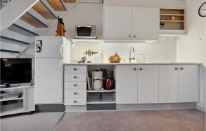 una cucina con mobili bianchi e un lavandino di Pet Friendly Apartment In Vestervig a Vestervig