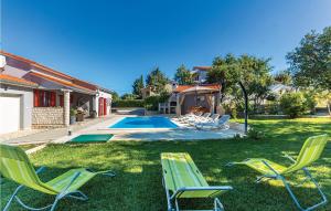 un cortile con due sedie a sdraio e una piscina di Holiday Home Pavicini 26 a Veliki Vareški