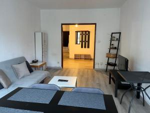 un salon avec un canapé et une table dans l'établissement F3 au cœur du centre de Metz, à Metz